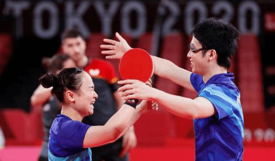 在场上扮演 在场上扮演